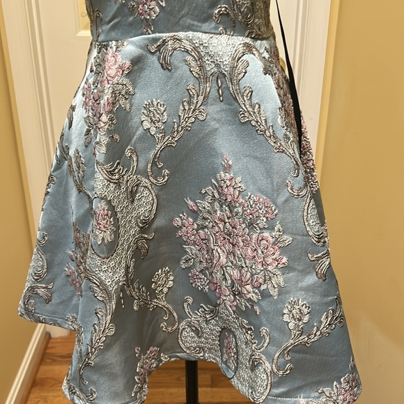 Elegant Floral Tapestry and Satin Dress - Picture 3 of 6